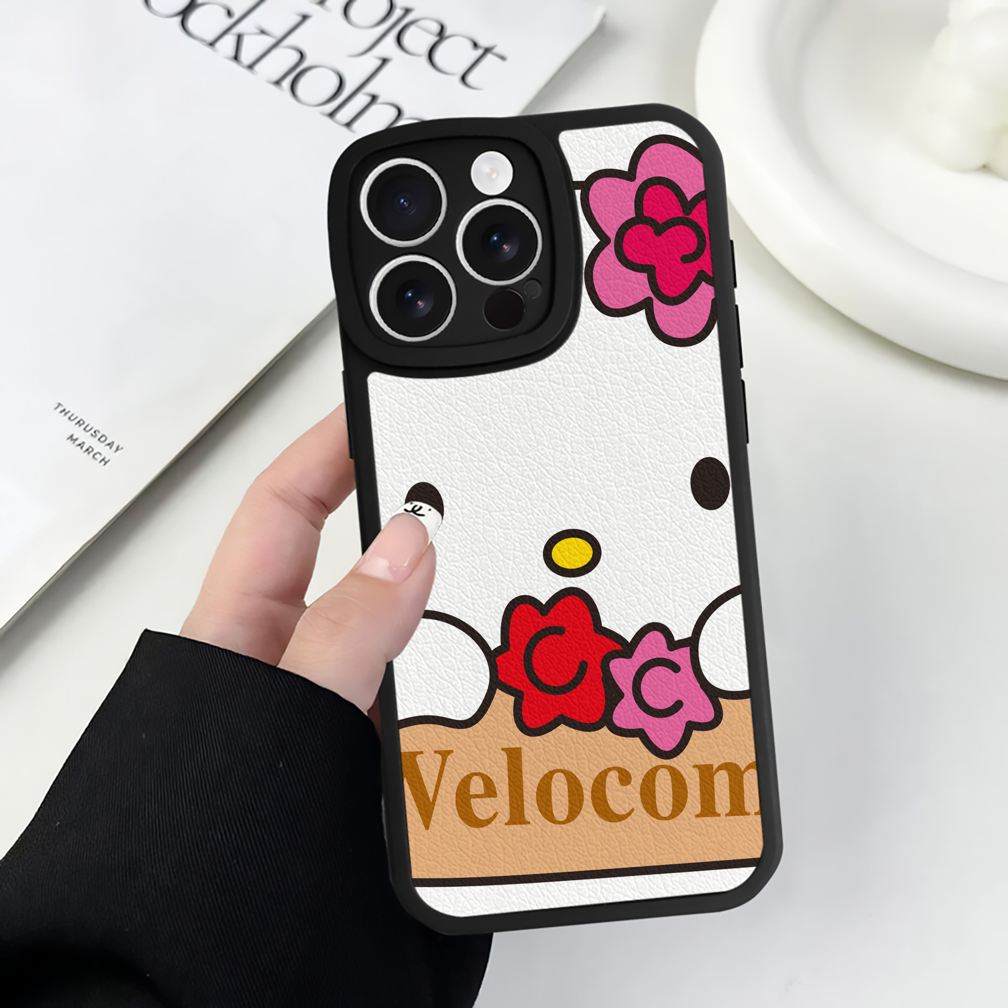 （画像用） Hello Kitty ハローキティ 【iPhone 16シリーズ対応】シリコンスマホケース（レザー調） 材質：シリコン